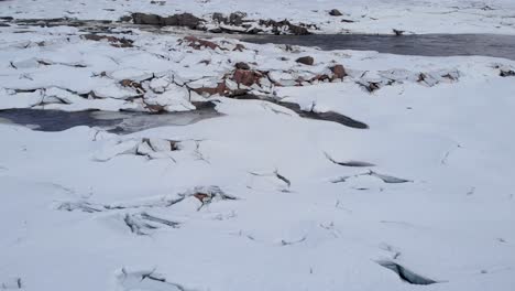 lago comenzando a revelarse después del invierno