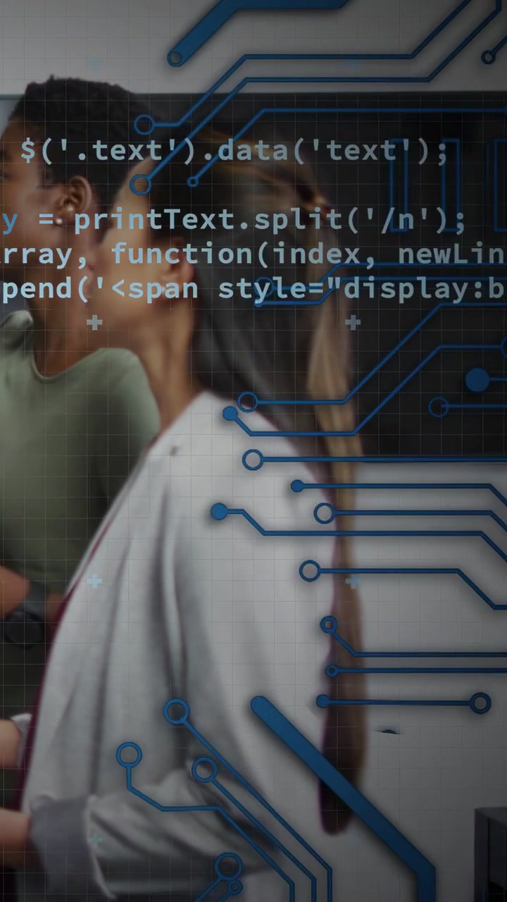 Verticale video: Twee vrouwen drukken op afstandsbediening, animeren circuitcode over profielen voor techdemo.