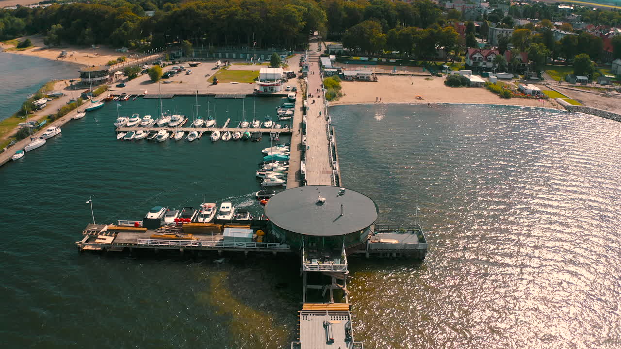 폴란드의 푸크 베이와 피어 위를 날아다니는 드론의 공중 촬영