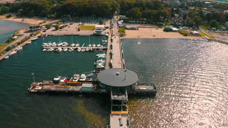 fotografía aérea de un dron volando sobre la bahía de puck y el muelle en polonia