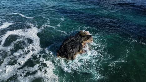 Antena-De-Rock-Island-Con-Olas-Rompiendo,-Madiera,-Portugal