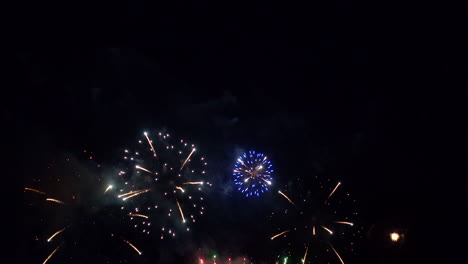 Fuegos-Artificiales-Rojos,-Blancos-Y-Azules-Explotan-En-El-Cielo