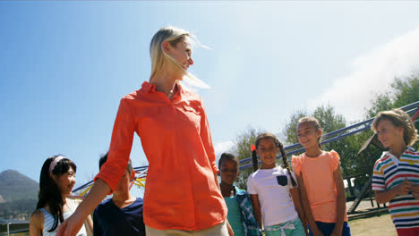 Trainer-Und-Schulkinder-Haben-Spaß-Auf-Dem-Spielplatz