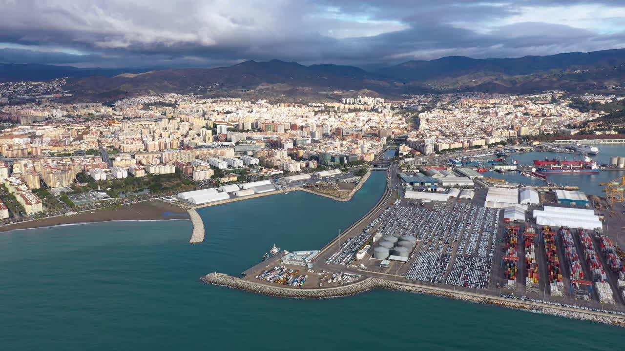 Malaga, vista aerea dal Mar Mediterraneo, paesaggio del porto e della città