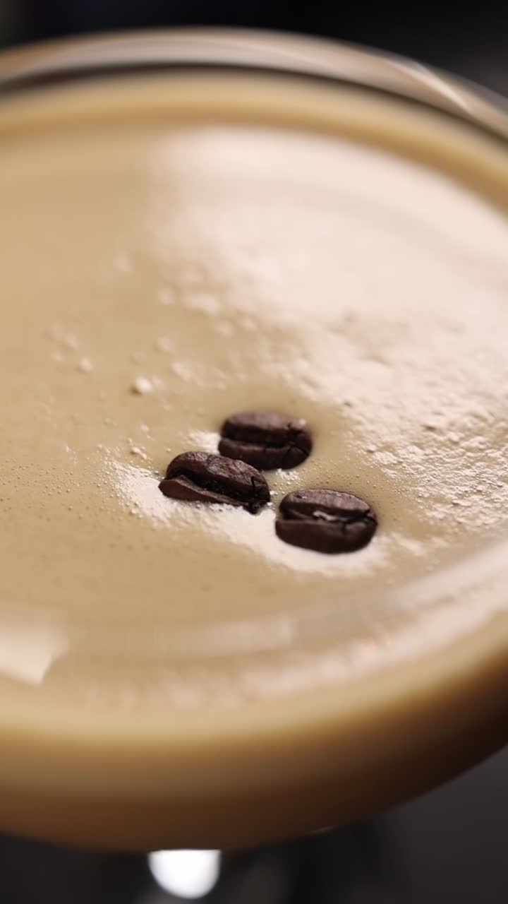 Espresso Martini con chicchi di caffè