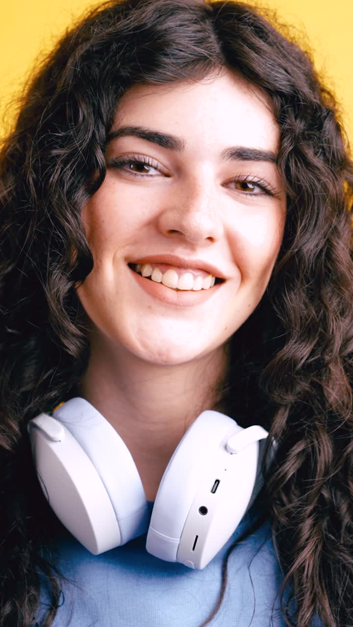 Retrato de una mujer con auriculares