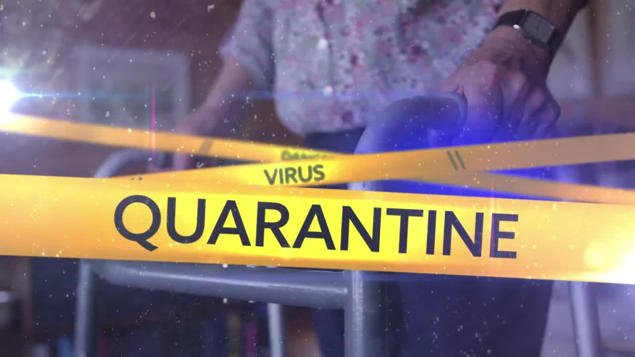 위험, 바이러스, 격리라는 단어들이 노인 여성 위에 노란 테이프에 쓰여져 있습니다. 코로나19의 확산