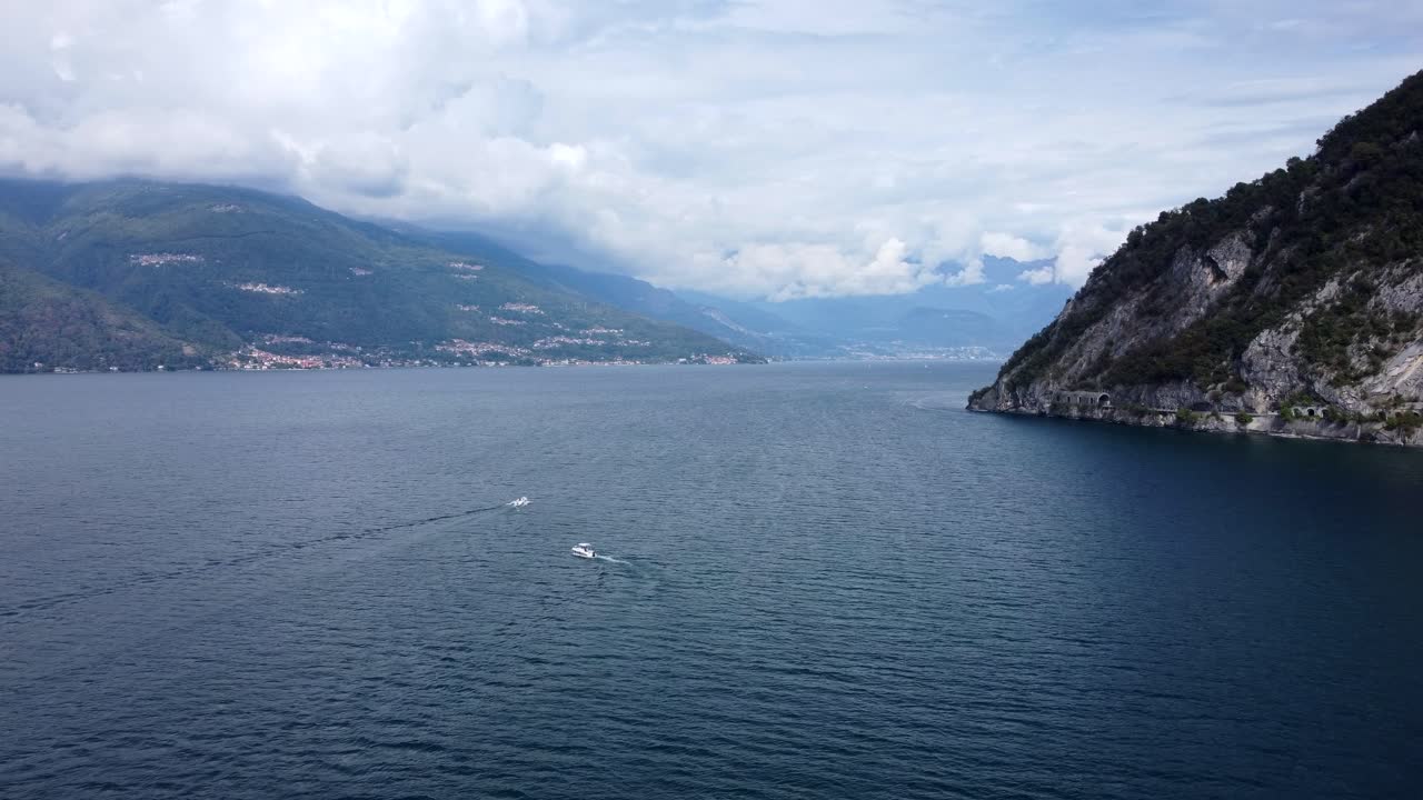 barcos navegando y navegando en el agua del lago como con hermosas montañas
