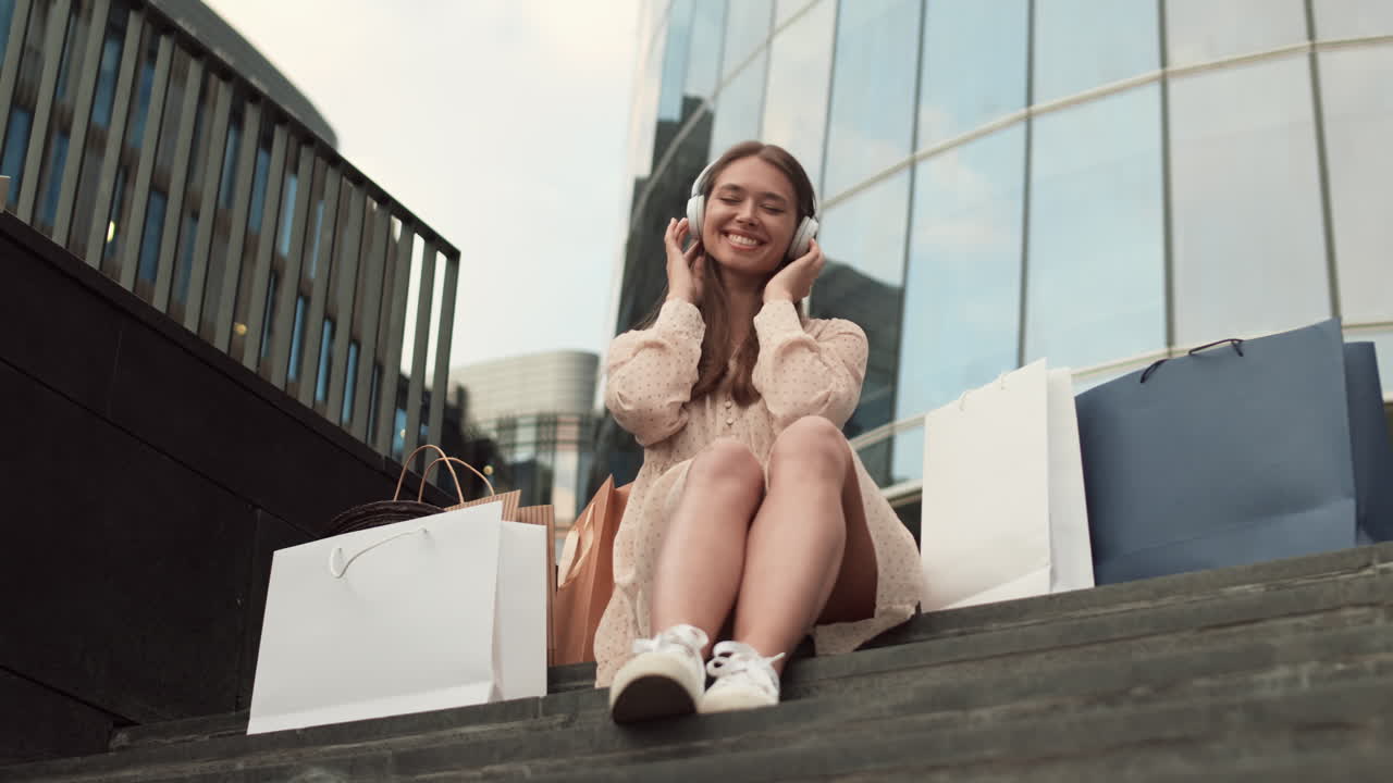 Ascoltare musica sulle scale dopo lo shopping