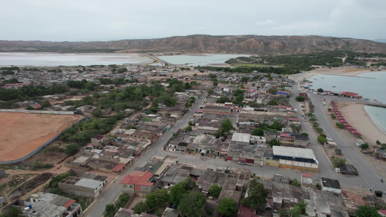 Bidikan Udara Panoramik di Atas Kota Araya, Venezuela: Desa Pesisir dan Danau