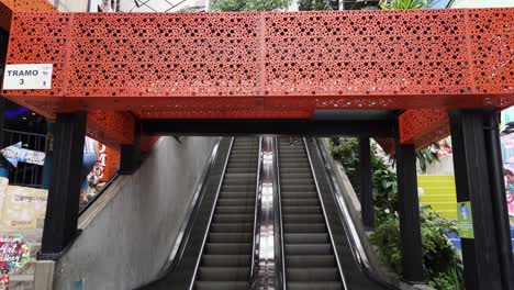 Primer-Plano-De-Una-Escalera-Mecánica-Eléctrica-En-El-Barrio-&quot;comuna-13&quot;-De-Medellín,-Colombia