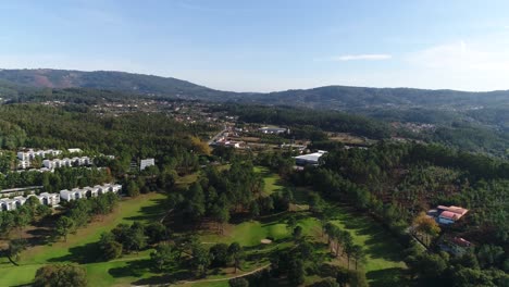 Campo-De-Golf-De-Lujo-En-El-Bosque-4k