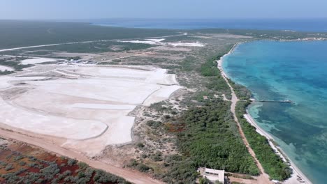 Vista-Aérea-Del-Sitio-De-Construcción-De-Arena-En-La-Costa-Caribeña-En-Cabo-Rojo,-Pedernales,-República-Dominicana