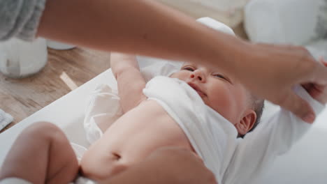 Madre-Vistiendo-Al-Bebé-Poniéndose-Ropa-Para-El-Niño-Pequeño-Mamá-Disfrutando-De-La-Maternidad-Criando-A-Su-Hijo-En-Casa