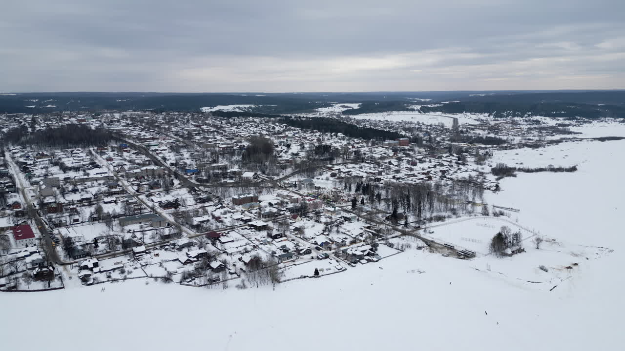 얼어붙은 호수 를 가진 겨울 도시 의 공중 풍경