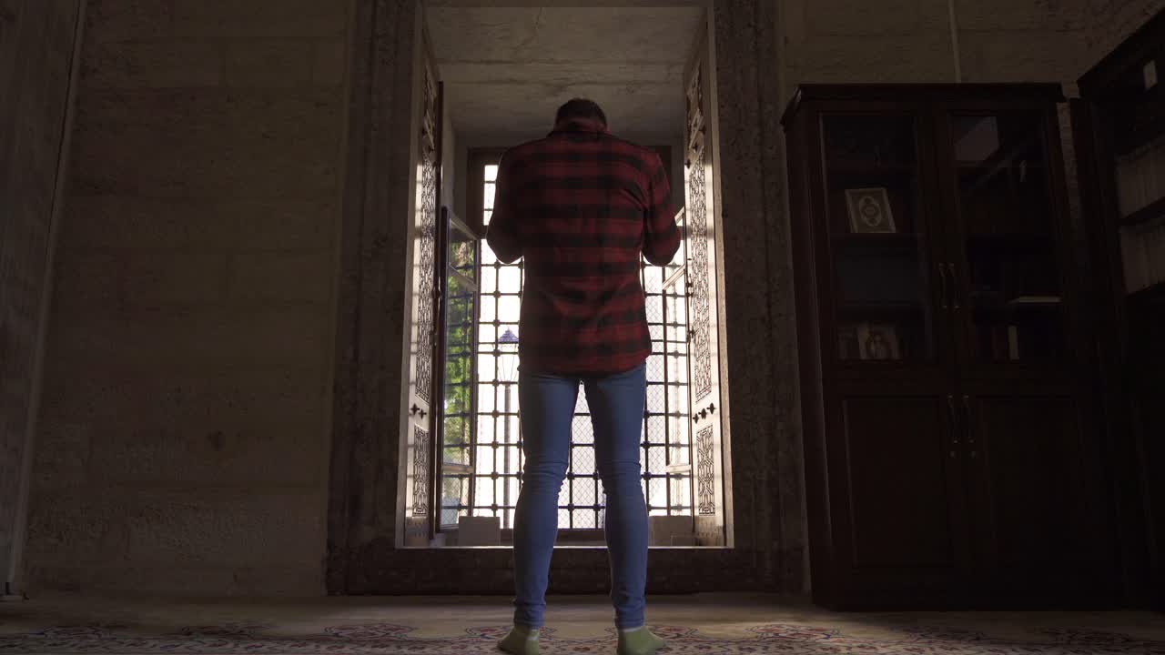 un adolescente musulmán orando.