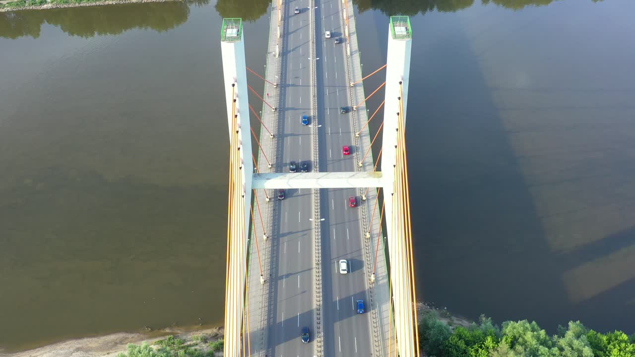 여름날 도시의 강을 가로지르는 현대적인 다리에서 자동차 교통의 조감도