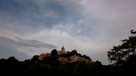 wat phra phut thachai 是一個旅遊景點, 吸引外國人和泰國人尋求祝福