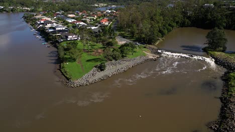 Oxenford,-Gold-Coast,-4.-Januar-2024-–-Kreisförmige-Luftaufnahmen-Des-Coomera-River-Und-Des-Damms-Mit-Zurückgehendem-Hochwasser-Der-Januarstürme