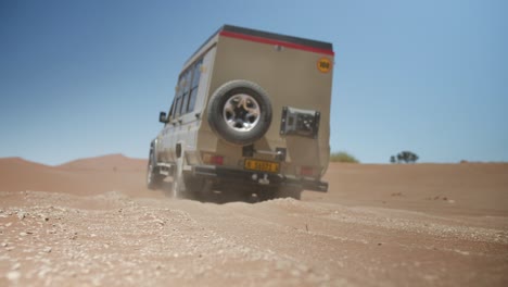 Toma-En-ángulo-Bajo-De-Un-Camión-Todoterreno-Que-Conduce-Por-El-Desierto-Durante-El-Verano