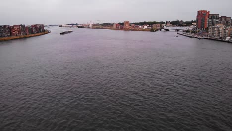 Foto-Panorámica-Del-Barco-De-Carga-Candesso-Navegando-En-Medio-Del-Tranquilo-Río-Noord,-Holanda-Del-Sur