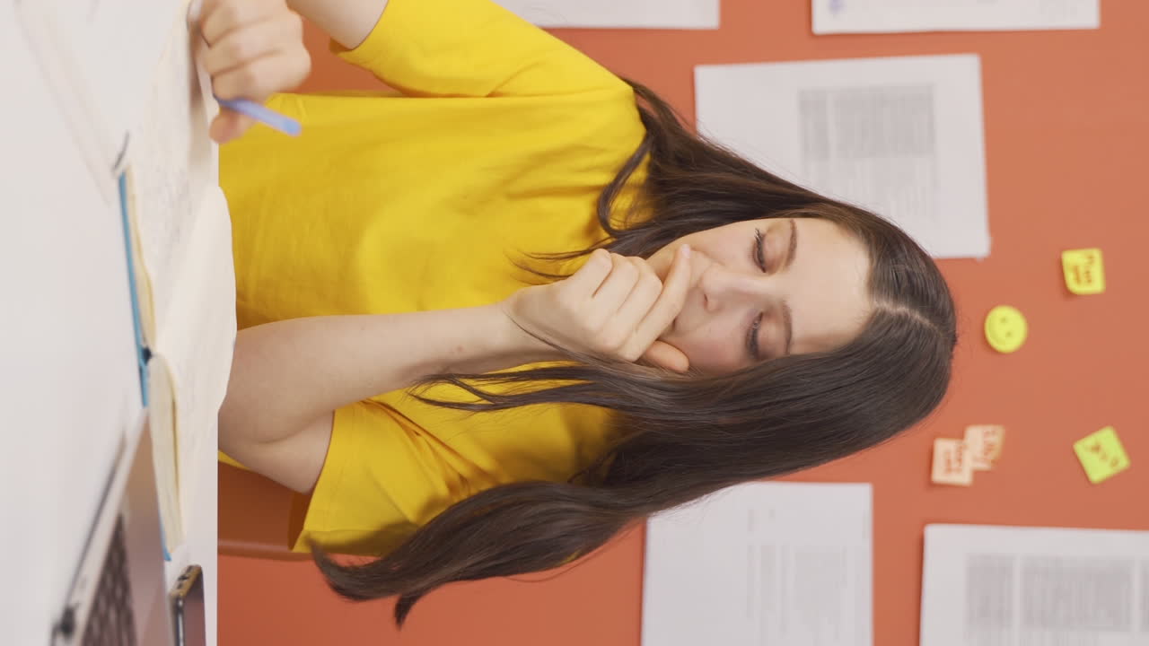 video vertical de una niña enferma tosendo.