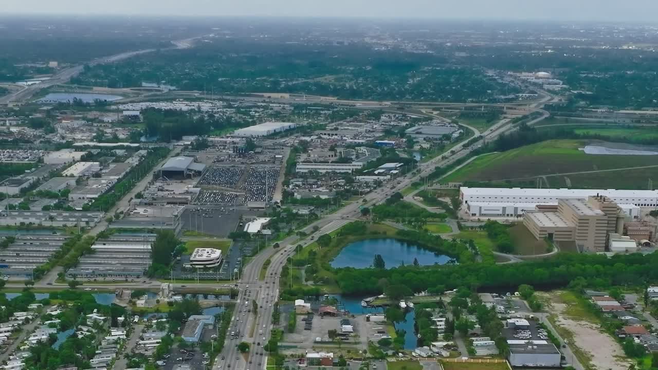 マイアミの都市レイアウトと周辺地域を上空から眺める景色。