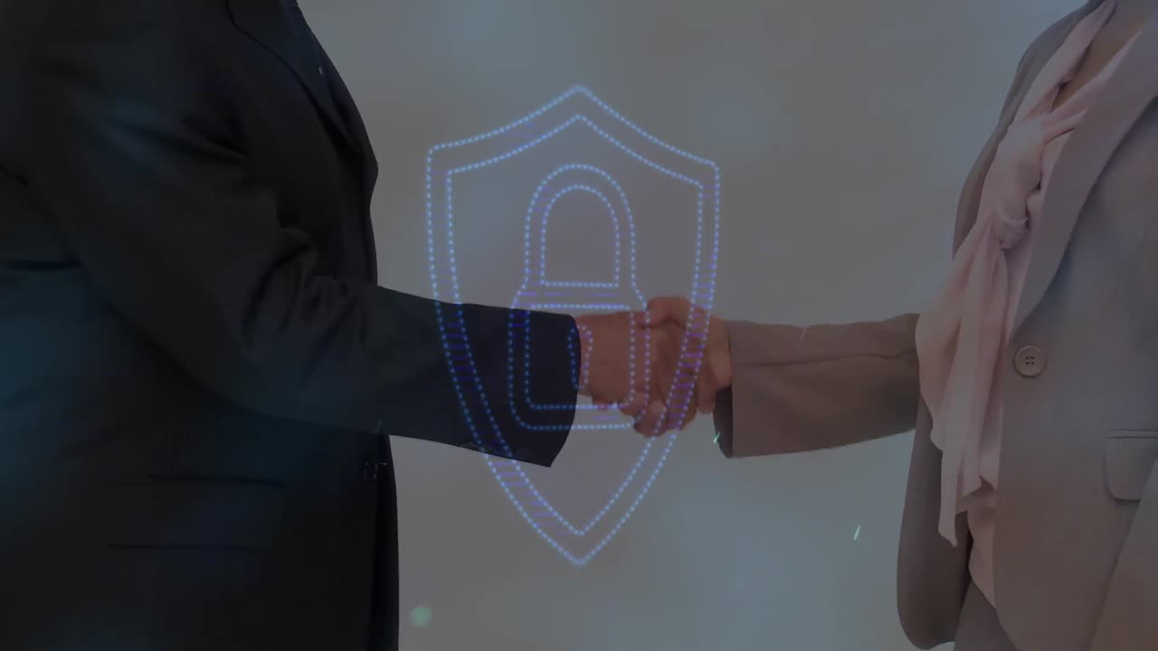 un candado digital en primer plano y un apretón de manos