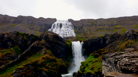 Hermosa-Cascada-Dynjandi-En-Los-Fiordos-Del-Oeste-De-Islandia,-Caídas-Superiores-E-Inferiores-Con-Lluvia-Y-Moscas-4k-Prorezhq