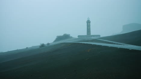 Impresionante-Toma-Amplia-Cinematográfica-Del-Faro-De-Ponta-Dos-Capelinhos-En-Una-Tormenta