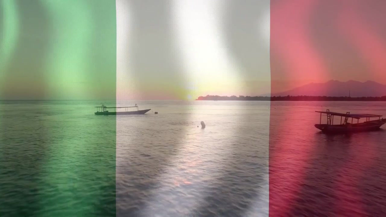Sovrapposizione tricolore che ondeggia su un tranquillo paesaggio marino costiero, con la luce del sole che cambia tonalità e barche che dondolano.