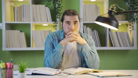 un estudiante estresado aburrido de mirar libros.