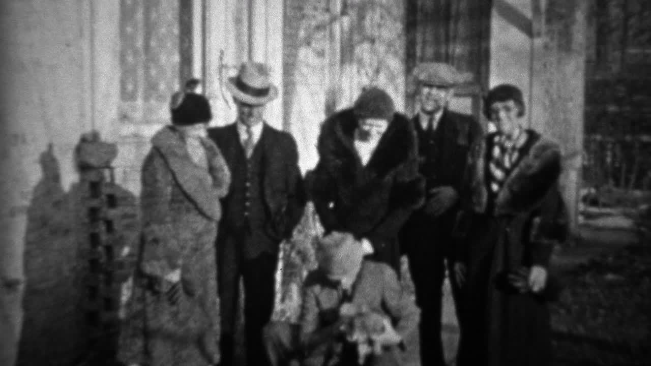 1933년, 친구들은 30년대 스타일의 옷을 입은 방황한 고양이를 찾는다.