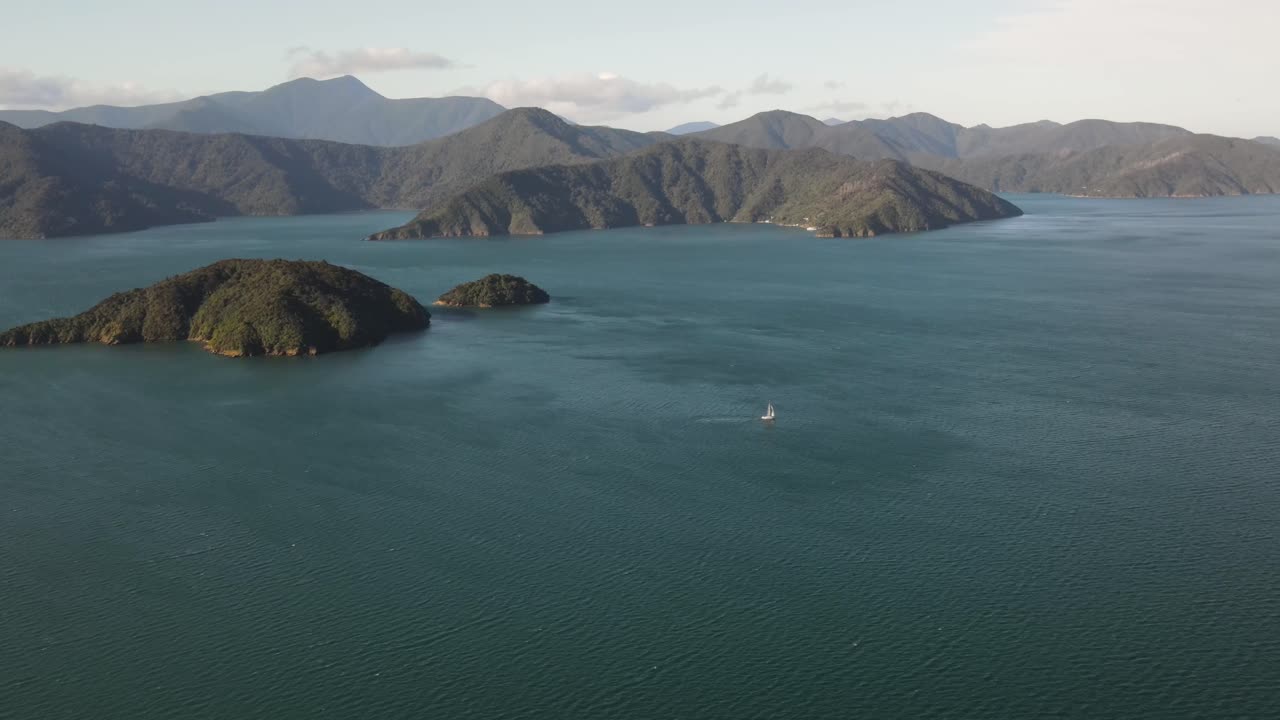 알포트 섬 근처 의 보트 크루즈,  ⁇  샤를로트 사운드 에 있는 작은 무인 섬, 뉴질랜드 의 마를보로