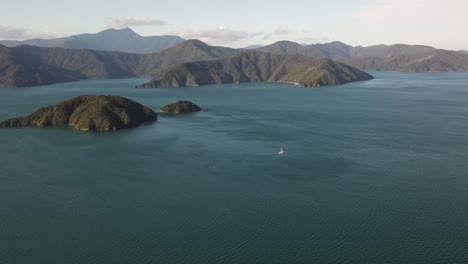 Boat-Cruising-Near-Allports-Island,-A-Small-Uninhabited-Island-In-Queen-Charlotte-Sound,-Marlborough,-New-Zealand