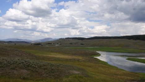 nubes de lapso de tiempo pasan sobre el valle de lamar en el parque nacional de yellowstone, wyoming