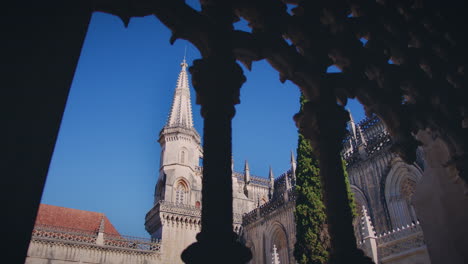 Kloster-Batalha-Claustro-D-Joao-Malerischer-Blick-Durch-Die-Fenster-Nach-Draußen-Zeitlupe