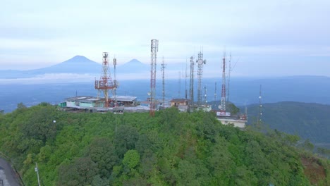 Vista-Aérea-De-Torres-De-Antena-Construidas-En-Cimas-De-Montañas-Para-Transmisión-De-Señales