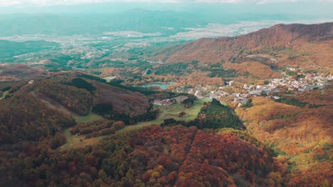 Vista-Lejana-Del-Cráter-Okama-En-Zao-Onsen-Rodeado-De-Bosque-De-Montaña-En-Colores-De-Otoño---Otoño-En-La-Ciudad-De-Yamagata---Antena