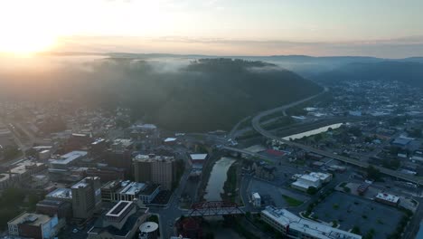 Vista-Aérea-De-Johnstown-Pennsylvania-Y-El-Río-Conemaugh,-Sitio-De-Famosas-Inundaciones-En-Pa-Usa