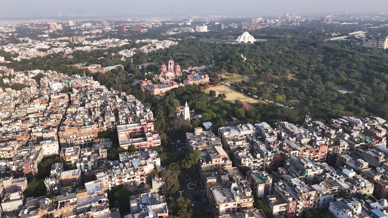 Un ampio video aereo realizzato con drone che mostra l'ampio panorama religioso e la distesa urbana di Delhi Sud, in particolare le zone a est di Kailash e Kalkaji