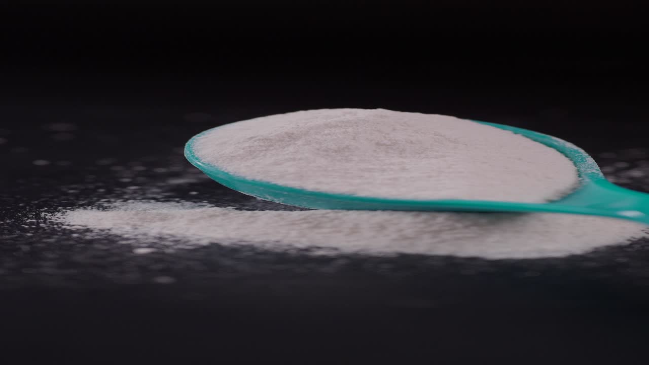 polvo blanco en cuchara de azul azulado