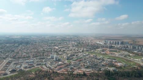 edificios del nuevo barrio con lago en la nueva ciudad del distrito sur en el estado de israel nombrados por netivot