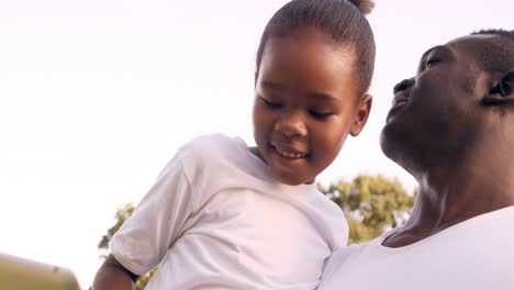 Portrait-of-father-is-using-a-tablet-with-his-daughter-