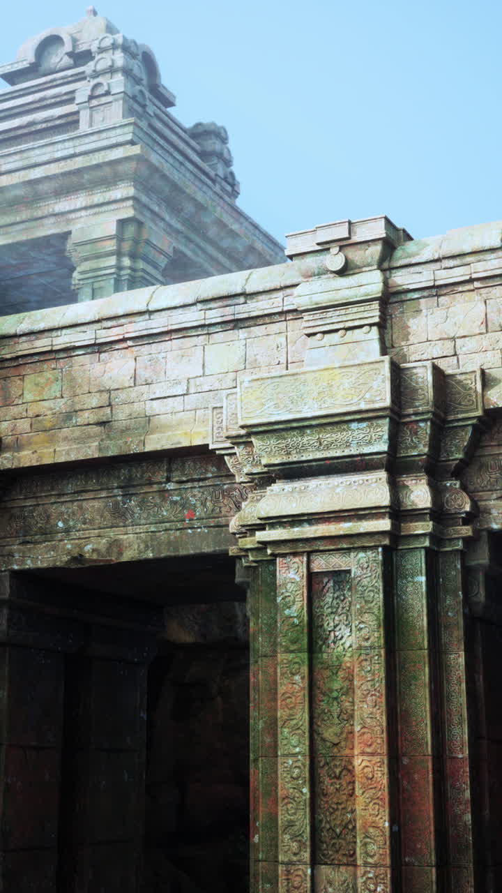 un primer plano de un antiguo templo de piedra con intrincadas tallas y detalles.