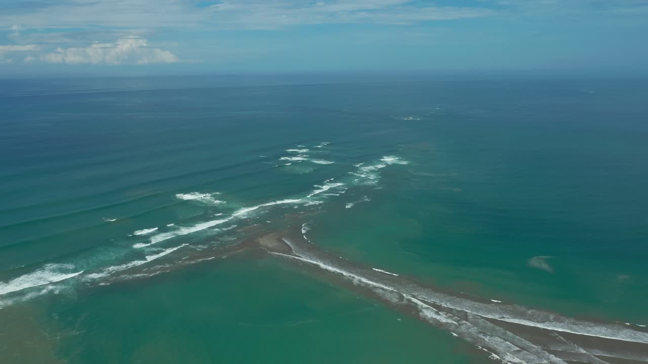 playa en forma de cola de ballena a lo largo de la costa de costa rica con el océano pacífico azul
