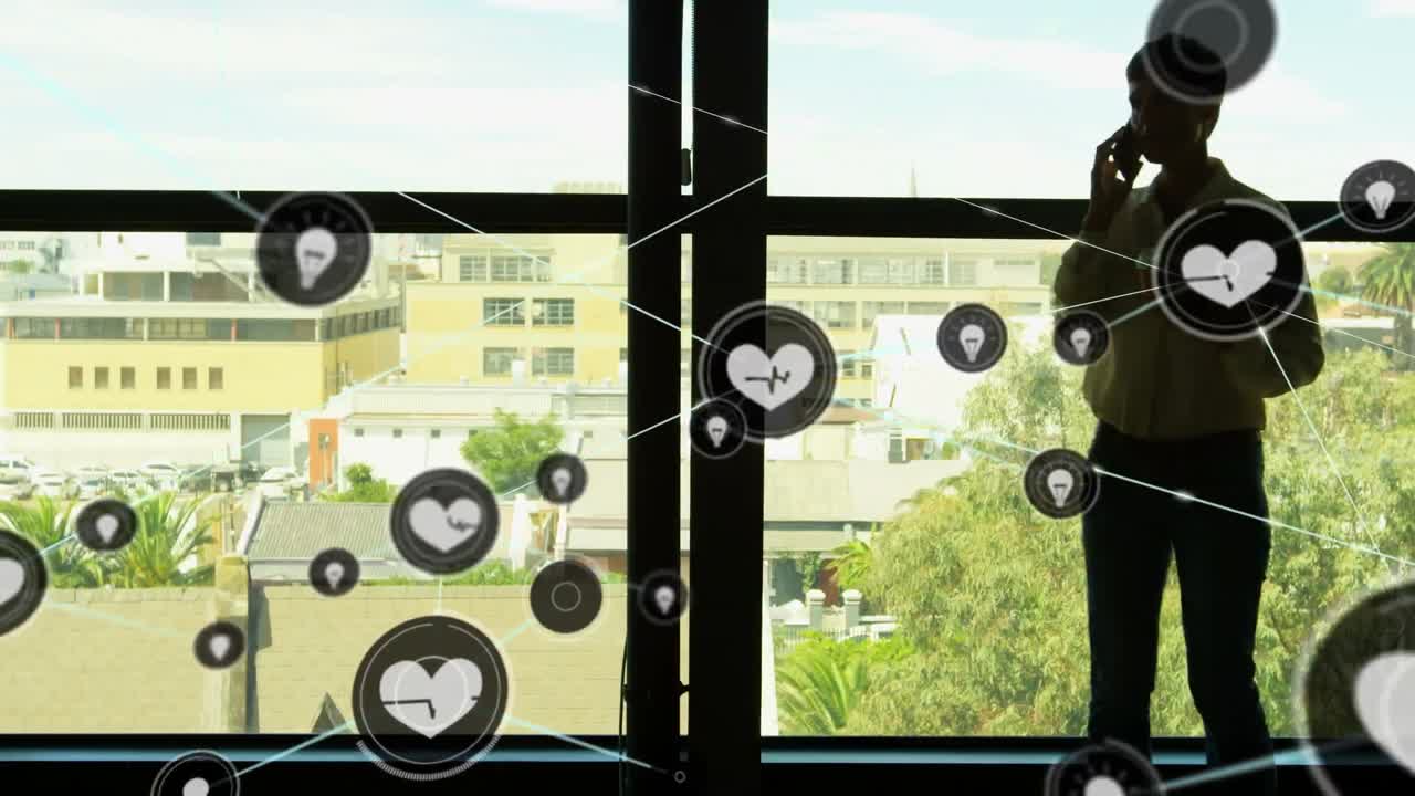 스마트 폰으로 이야기하는 백인 사업가 여성에 대한 아이콘과 연결 네트워크의 애니메이션