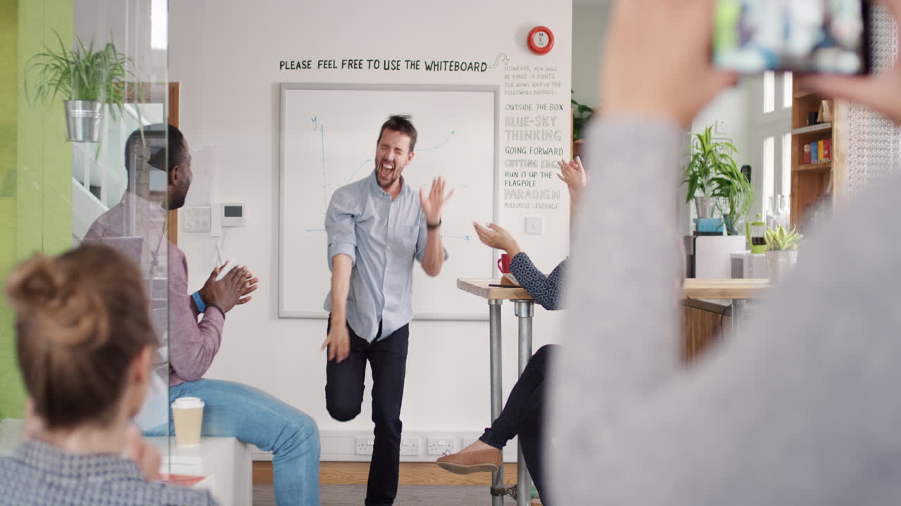 loco feliz hombre de negocios bailando haciendo baile de la victoria en la reunión del equipo celebrando el éxito logro