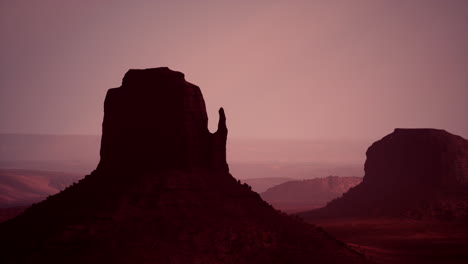 silhouette des sonnenuntergangs im monumenttal