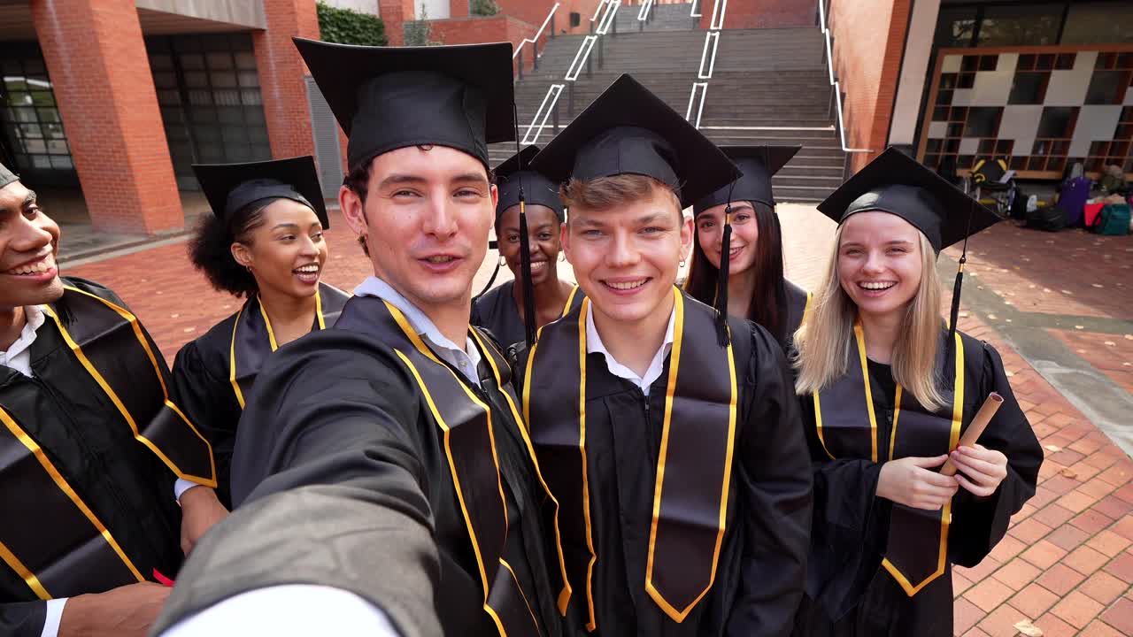 Gruppe av uteksaminerte studenter som feirer sine akademiske prestasjoner